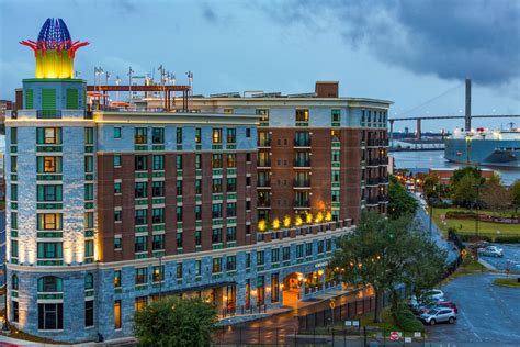 hotels downtown savannah river street.